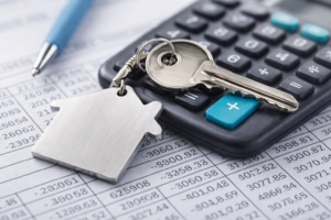 Calculator and house key showing how to work out what home loan can I afford based on income and expenses